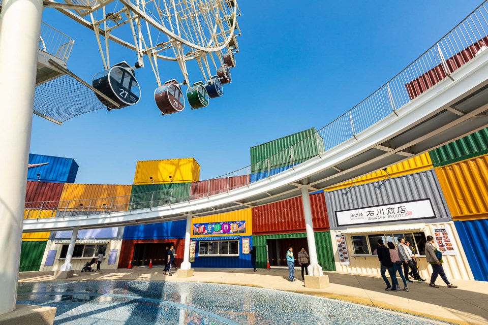 Mitsui Outlet Park container market and Ferris Wheel