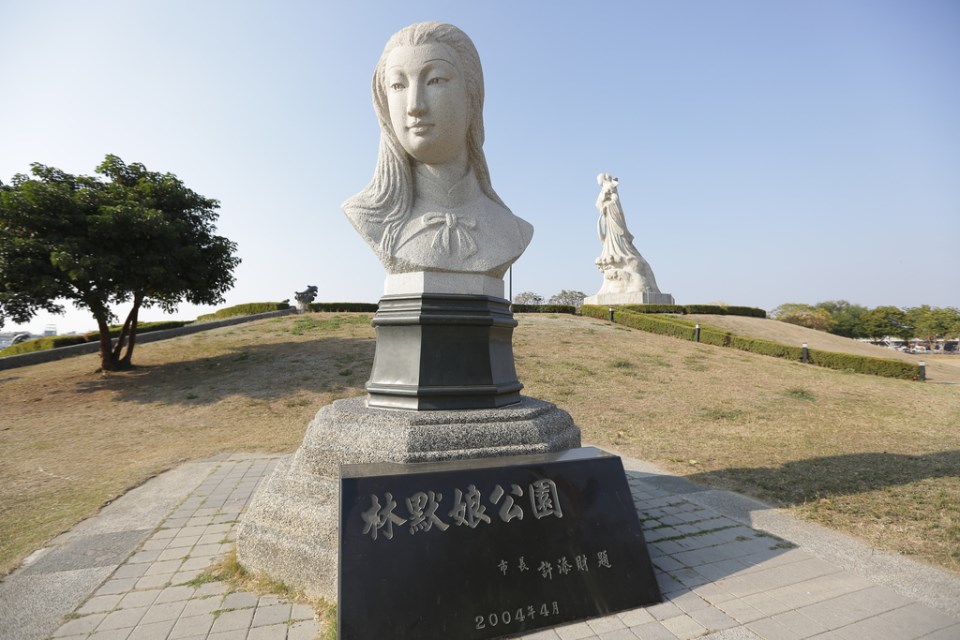 Lin Mo Niang Park- Statue
