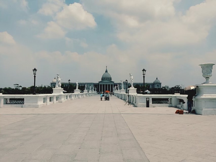 CHIMEI Museum-bridge in front of the entrance