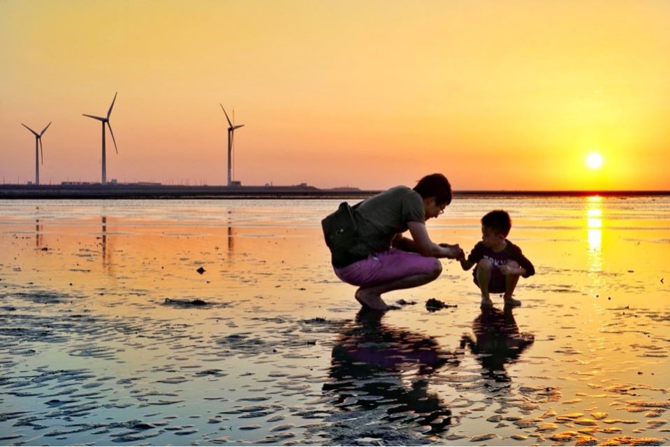 Gaomei Wetlands-Tourist with sunset (source from Chiao-Chun Photography Studio)