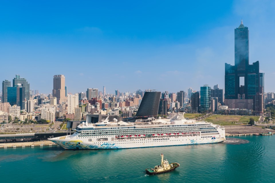 探索星號靠泊高雄港