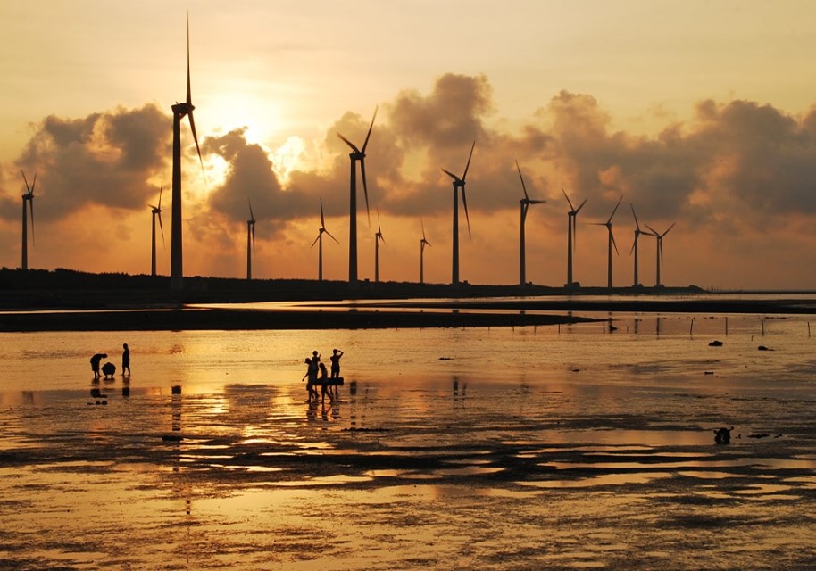 Gaomei Wetlands and wind power generator (source from Tourism Bureauo)